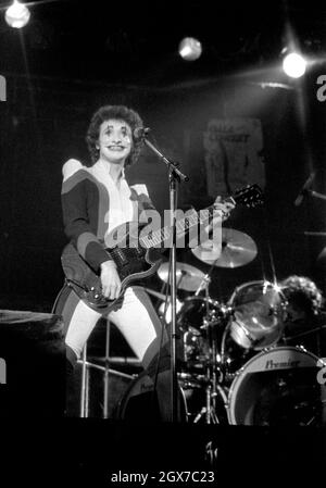 Der schottische Gitarrist ZAL Cleminson tritt im August 1977 mit der sensationellen Alex Harvey Band beim Reading Rock Festival in England auf. Stockfoto