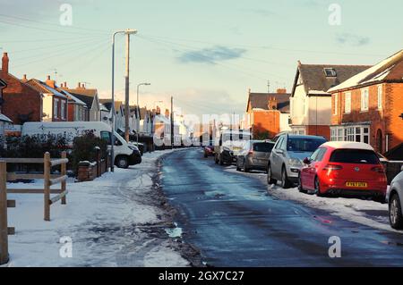 Schneegeräumte Park Road in Vorstädten an einem sonnigen Nachmittag im Winter in BOSTON Lincolnshire, Stockfoto