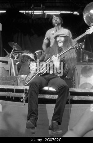 Der amerikanische Gitarrist, Sänger und Songwriter Patrick Simmons tritt mit den Doobie Brothers beim Reading Rock Festival 1977 in England auf. Hinter ihm steht Bassist Tiran Porter. Stockfoto