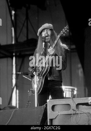 Der amerikanische Gitarrist, Sänger und Songwriter Patrick Simmons tritt mit den Doobie Brothers beim Reading Rock Festival 1977 in England auf. Stockfoto