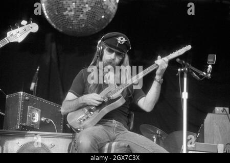 Der amerikanische Gitarrist Jeff 'Skunk' Baxter tritt mit den Doobie Brothers beim Reading Rock Festival 1977 in England auf Stockfoto