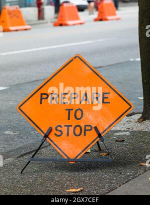 Straßenbauschild Prepare to Stop in einer Straße einer Stadt, selektive Fokus auf Schild, Straßenfoto, Konzept Foto Bau. Stockfoto