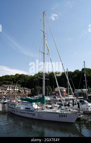 Viele Boote vertäuten in Penarth Marina, Voyage für sauberere Energie jatch Stockfoto