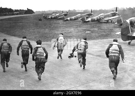 Kampfflugzeuge „krameln“ während der Schlacht von Großbritannien im Jahr 1940. Stockfoto