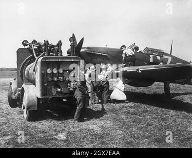 Erdbesatzung, die während der Schlacht von Großbritannien im August 1940 einen 32 Quadratmeter (RAF Biggin Hill) betanken wird Stockfoto