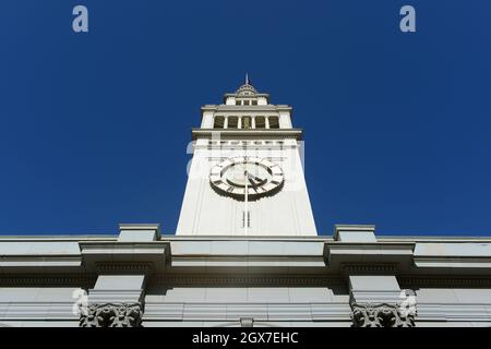 San Francisco Ferry Building in der Innenstadt von San Francisco, Kalifornien, USA. Der Uhrenturm ist vom maurischen Glockenturm der Kathedrale von Sevilla inspiriert Stockfoto