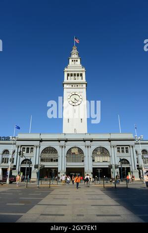 San Francisco Ferry Building in der Innenstadt von San Francisco, Kalifornien, USA. Der Uhrenturm ist vom maurischen Glockenturm der Kathedrale von Sevilla inspiriert Stockfoto