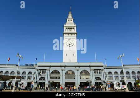 San Francisco Ferry Building in der Innenstadt von San Francisco, Kalifornien, USA. Der Uhrenturm ist vom maurischen Glockenturm der Kathedrale von Sevilla inspiriert Stockfoto