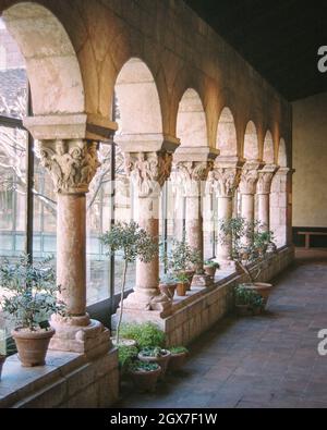 Bögen in einem Innenhof des Met Cloisters in Manhattan, New York City Stockfoto