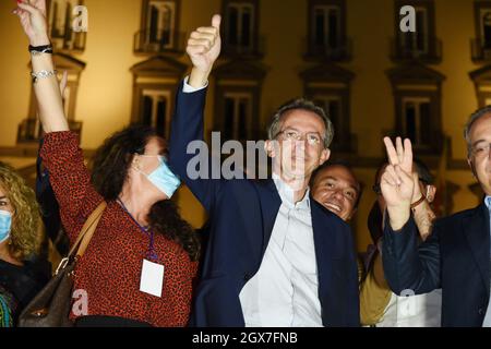 Neapel, Italien. Oktober 2021. Gaetano Manfredi, der neue Bürgermeister von Neapel, feiert mit seinen Unterstützern unter dem Palazzo San Giacomo, dem Sitz der Gemeinde Neapel, nachdem seine Wahlkoalition der linken Seite die Verwaltungswahlen gewonnen hat. (Foto: Pasquale Gargano/Pacific Press) Quelle: Pacific Press Media Production Corp./Alamy Live News Stockfoto