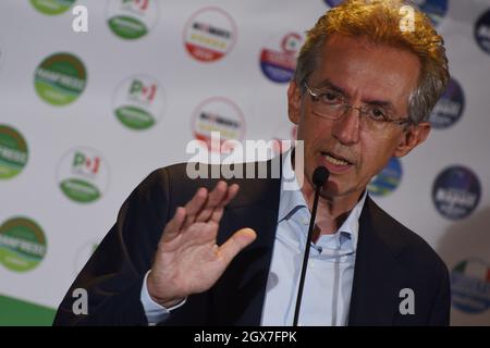 Neapel, Italien. Oktober 2021. Gaetano Manfredi, neuer Bürgermeister von Neapel, während der Pressekonferenz in seinem Quartier, nachdem seine Wahlkoalition der Linken die Verwaltungswahlen gewonnen hat. (Foto: Pasquale Gargano/Pacific Press) Quelle: Pacific Press Media Production Corp./Alamy Live News Stockfoto