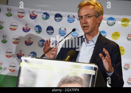 Neapel, Italien. Oktober 2021. Gaetano Manfredi, neuer Bürgermeister von Neapel, während der Pressekonferenz in seinem Quartier, nachdem seine Wahlkoalition der Linken die Verwaltungswahlen gewonnen hat. (Foto: Pasquale Gargano/Pacific Press) Quelle: Pacific Press Media Production Corp./Alamy Live News Stockfoto