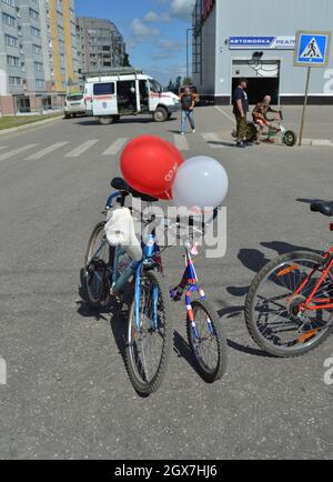 Kovrov, Russland. 12. August 2017. Sporturlaub "Velobum", gewidmet Sportler Tag. Fahrräder mit Luftballons dekoriert Stockfoto