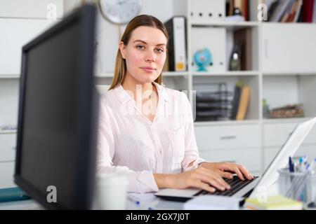 Geschäftsfrau arbeitet im Büro mit Dokumenten Stockfoto