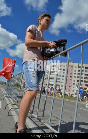 Kovrov, Russland. 12. August 2017. Sporturlaub "Velobum", gewidmet Sportler Tag. Videofilmer dreht das Rennen Stockfoto