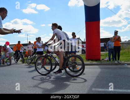 Kovrov, Russland. 12. August 2017. Sporturlaub "Velobum", gewidmet Sportler Tag. Die Teilnehmer beenden das Rennen Stockfoto