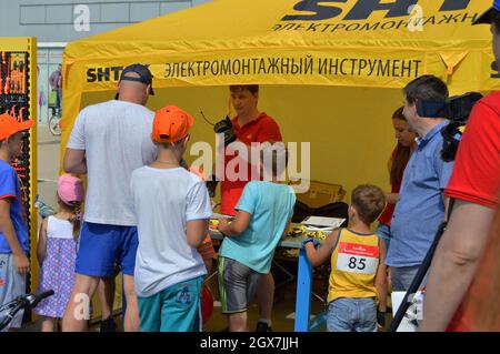 Kovrov, Russland. 12. August 2017. Sporturlaub "Velobum", gewidmet Sportler Tag. Verkauf von Werkzeugen Stockfoto