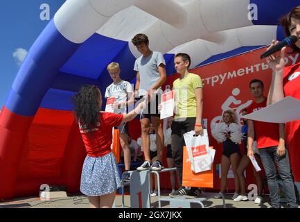 Kovrov, Russland. 12. August 2017. Sporturlaub "Velobum", gewidmet Sportler Tag. Vergabe der Teilnehmer des Rennens Stockfoto