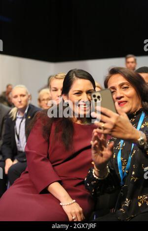 Manchester, Großbritannien. Oktober 2021. Der zweite Tag der Tory Party Conference findet statt. Priti Patel in der Haupthalle, um Rishi Sunak sprechen zu hören. Manchester, Großbritannien. Kredit: Barbara Cook/Alamy Live Nachrichten Stockfoto