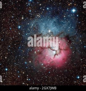 Der Trifid-Nebel (M20) ist eine H II-Region im Schütze. Es ist eine Kombination aus einem offenen Cluster, plus Emission, Reflexion und dunklen Nebel. Stockfoto