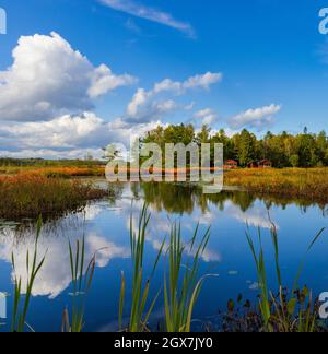 Fishtrap Lake an einem wunderschönen Herbsttag im Norden von Wisconsin. Stockfoto