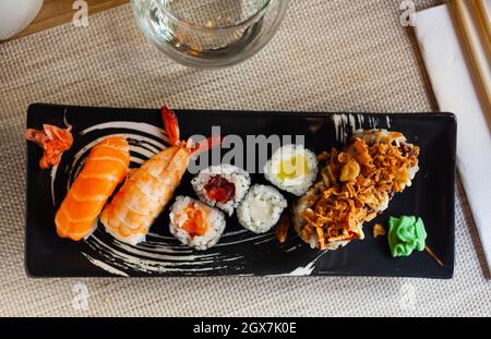 Verschiedene Sushi-Sets - Maki, california und Nigiri. Stockfoto