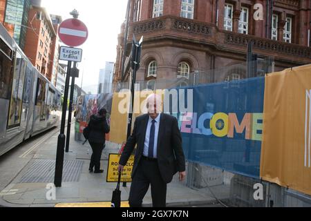 Manchester, Großbritannien. Oktober 2021. Der zweite Tag der Tory Party Conference findet statt. Ein Politiker vor dem Konferenzzentrum. Manchester, Großbritannien. Kredit: Barbara Cook/Alamy Live Nachrichten Stockfoto