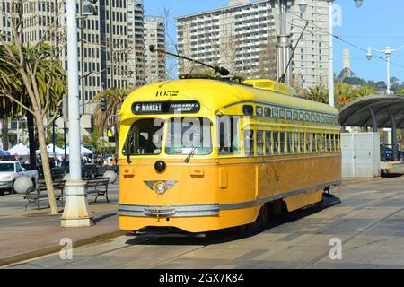 F-Line Antique PCC Straßenbahn No.1052 Los Angeles auf Embarcadero und Market Street, Stadt San Francisco, Kalifornien CA, USA. Stockfoto