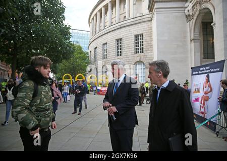 Manchester, Großbritannien. Oktober 2021. Der zweite Tag der Tory Party Conference findet statt. Der ehemalige kanadische Politiker Stephen Harper, der von 2006 bis 2015 als 22. Premierminister von Kanada diente, hält an, um vor dem Konferenzzentrum zu sprechen. Manchester, Großbritannien. Kredit: Barbara Cook/Alamy Live Nachrichten Stockfoto