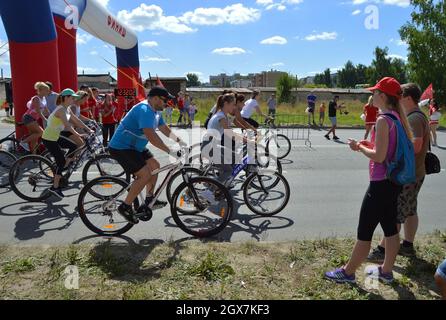 Kovrov, Russland. 12. August 2017. Sporturlaub "Velobum", gewidmet Sportler Tag. Die Teilnehmer starten das Rennen Stockfoto