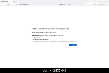 Facebook Outage, 4. Oktober 2021, Screenshot Firefox 100% Platz für Wörter. Um 11:40am Uhr Ostzeit, Facebook-Website und Anwendungen wie Facebook, Instagram, WhatsApp, Messenger und Oculus begann die Anzeige von Fehlermeldungen und dann Facebook aus dem Internet verschwunden. Der Ausfall dauerte über fünf Stunden. Die Ursache ist nicht verifiziert, aber es gibt Spekulationen, dass die Websites und Apps aufgrund eines Domain Name System (DNS)-Fehlers ausgefallen sind. Stockfoto