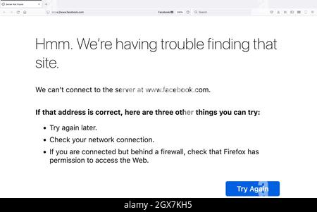 Facebook Outage, 4. Oktober 2021, Screenshot Firefox 240% maximierter Text. Um 11:40am Uhr Ostzeit, Facebook-Website und Anwendungen wie Facebook, Instagram, WhatsApp, Messenger und Oculus begann die Anzeige von Fehlermeldungen und dann Facebook aus dem Internet verschwunden. Der Ausfall dauerte über fünf Stunden. Die Ursache ist nicht verifiziert, aber es gibt Spekulationen, dass die Websites und Apps aufgrund eines Domain Name System (DNS)-Fehlers ausgefallen sind. Stockfoto