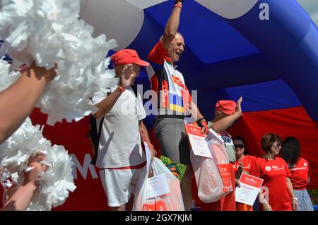 Kovrov, Russland. 12. August 2017. Sporturlaub "Velobum", gewidmet Sportler Tag. Vergabe der Teilnehmer des Rennens Stockfoto