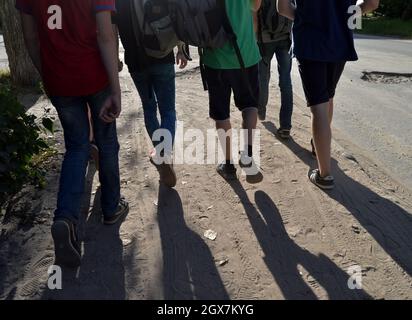 Kovrov, Russland. 12. August 2017. Teenager, die die Straße entlang laufen. Schatten von den Füßen auf der Straße Stockfoto