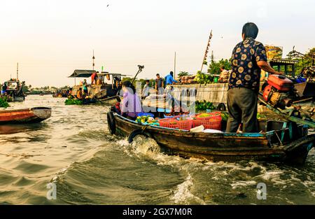 Ein kleines Boot, das Produkte auf dem schwimmenden Markt liefert. Stockfoto