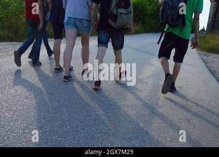 Kovrov, Russland. 12. August 2017. Teenager, die die Straße entlang gehen Stockfoto