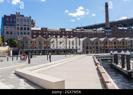 Sydney, Australien. Montag, 4. Oktober 2021. Das zentrale Geschäftsviertel von Sydney ist immer noch sehr ruhig, da Sydney sich auf die Wiedereröffnung vorbereitet, sobald das 70 %-Ziel bis Montag, den 11. Oktober, erreicht wurde. Allgemeiner Blick auf The Rocks. Quelle: Paul Lovelace/Alamy Live News Stockfoto