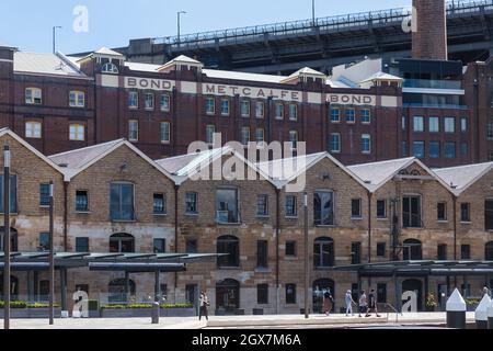 Sydney, Australien. Montag, 4. Oktober 2021. Das zentrale Geschäftsviertel von Sydney ist immer noch sehr ruhig, da Sydney sich auf die Wiedereröffnung vorbereitet, sobald das 70 %-Ziel bis Montag, den 11. Oktober, erreicht wurde. Allgemeiner Blick auf The Rocks. Quelle: Paul Lovelace/Alamy Live News Stockfoto