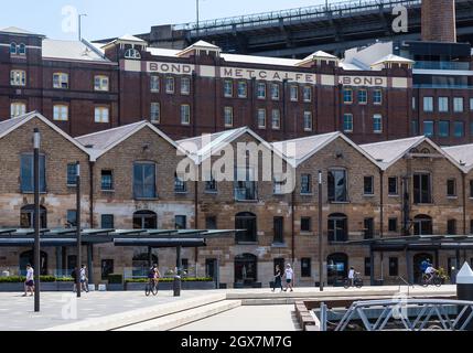 Sydney, Australien. Montag, 4. Oktober 2021. Das zentrale Geschäftsviertel von Sydney ist immer noch sehr ruhig, da Sydney sich auf die Wiedereröffnung vorbereitet, sobald das 70 %-Ziel bis Montag, den 11. Oktober, erreicht wurde. Allgemeiner Blick auf The Rocks. Quelle: Paul Lovelace/Alamy Live News Stockfoto