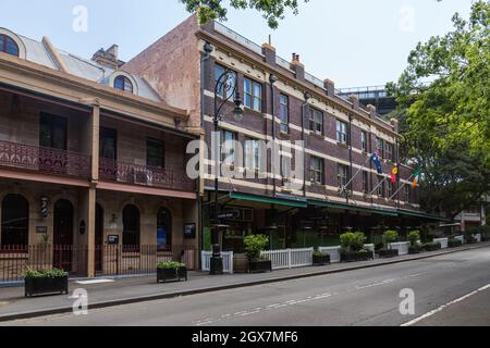 Sydney, Australien. Montag, 4. Oktober 2021. Das zentrale Geschäftsviertel von Sydney ist immer noch sehr ruhig, da Sydney sich auf die Wiedereröffnung vorbereitet, sobald das 70 %-Ziel bis Montag, den 11. Oktober, erreicht wurde. Allgemeiner Blick auf The Rocks. Quelle: Paul Lovelace/Alamy Live News Stockfoto