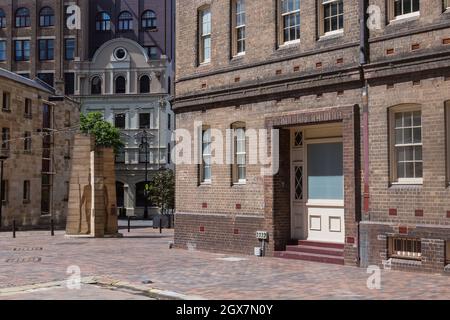 Sydney, Australien. Montag, 4. Oktober 2021. Das zentrale Geschäftsviertel von Sydney ist immer noch sehr ruhig, da Sydney sich auf die Wiedereröffnung vorbereitet, sobald das 70 %-Ziel bis Montag, den 11. Oktober, erreicht wurde. Allgemeiner Blick auf The Rocks. Quelle: Paul Lovelace/Alamy Live News Stockfoto