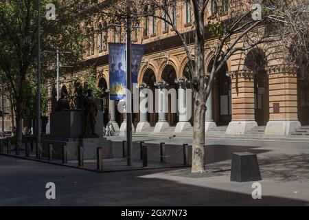 Sydney, Australien. Montag, 4. Oktober 2021. Das zentrale Geschäftsviertel von Sydney ist immer noch sehr ruhig, da Sydney sich auf die Wiedereröffnung vorbereitet, sobald das 70 %-Ziel bis Montag, den 11. Oktober, erreicht wurde. Allgemeine Ansichten von GPO, Martin Place. Quelle: Paul Lovelace/Alamy Live News Stockfoto