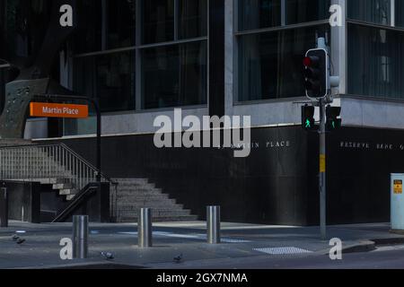 Sydney, Australien. Montag, 4. Oktober 2021. Im zentralen Geschäftsviertel von Sydney ist es immer noch sehr ruhig, da Sydney sich auf die Wiedereröffnung vorbereitet, sobald das 70%-Ziel für die vollständige Impfung bis Montag, den 11. Oktober, erreicht ist. Allgemeine Sicht auf Martin Place. Kredit: Paul Lovelace/Alamy Live News Stockfoto