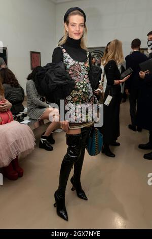 Natalia Vodianova auf der Piste GIAMBATTISTA VALLI SS22 während der Paris Fashion Week - Paris, Frankreich. 04/10/2021 Stockfoto