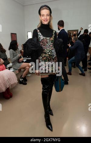 Natalia Vodianova auf der Piste GIAMBATTISTA VALLI SS22 während der Paris Fashion Week - Paris, Frankreich. 04/10/2021 Stockfoto