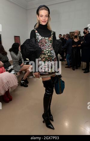 Natalia Vodianova auf der Piste GIAMBATTISTA VALLI SS22 während der Paris Fashion Week - Paris, Frankreich. 04/10/2021 Stockfoto