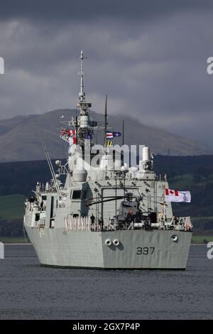 HMCS Fredericton (FFH-337), eine Fregatte der Royal Canadian Navy der Halifax-Klasse (oder City-Klasse), die Greenock auf dem Firth of Clyde passiert, als sie sich aufmacht, um an den militärischen Übungen Dynamic Mariner 2021 und Joint Warrior 21-2 teilzunehmen. Auf dem Hubschrauberdeck ist ein Sikorsky CH-148 Cyclone (Seriennummer 148826) zu sehen. Stockfoto