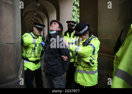 Manchester, Großbritannien. Oktober 2021. Die Polizei verhaftete am zweiten Tag der Tory-Parteikonferenz aus Protest. Manchester, Großbritannien. Kredit: Barbara Cook/Alamy Live Nachrichten Stockfoto
