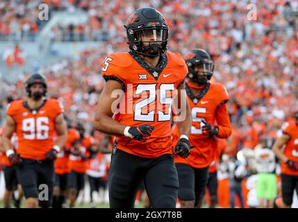 Stillwater, OK, USA. Oktober 2021. Oklahoma State läuft Andre Washington (25) während eines Fußballspiels zwischen den Baylor Bears und den Oklahoma State Cowboys im Boone Pickens Stadium in Stillwater, OK, zurück. Gray Siegel/CSM/Alamy Live News Stockfoto