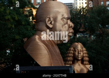 New York, Usa. Oktober 2021. Eine Statue des brutalen Polizeiopfers Breonna Taylor und eine Büste des Politikers und Aktivisten John Lewis begleiten eine Büste von George Floyd auf dem Union Square in Manhattan.die Büste von George Floyd wurde nach der Feier der 6. Juni Anfang des Jahres aus Flatbush, einem Stadtteil von Brooklyn, verlegt. Kredit: SOPA Images Limited/Alamy Live Nachrichten Stockfoto